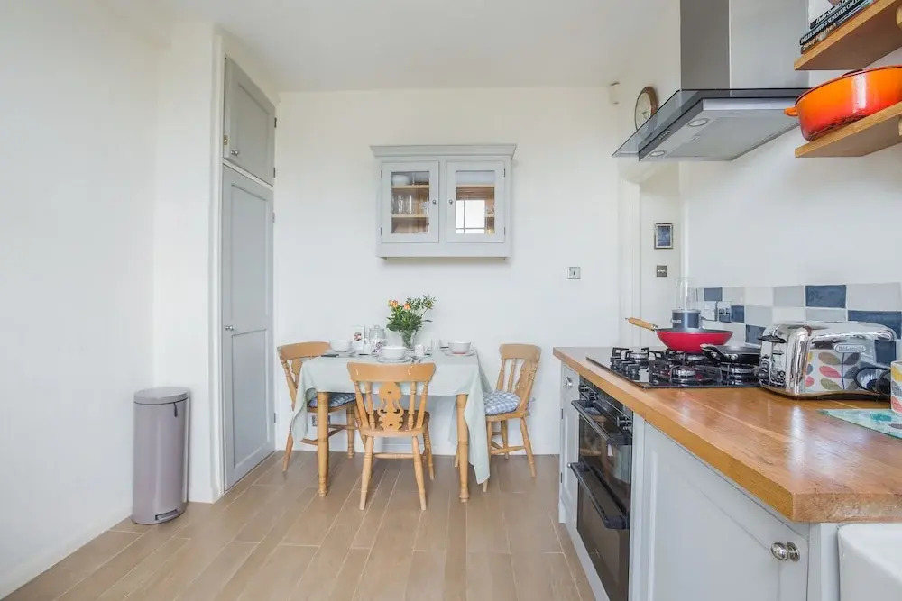 Vintage Regents Park Apartment