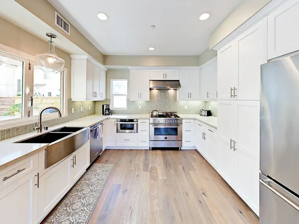 Bright & Breezy Retreat - Walk to Tamarack Beach home