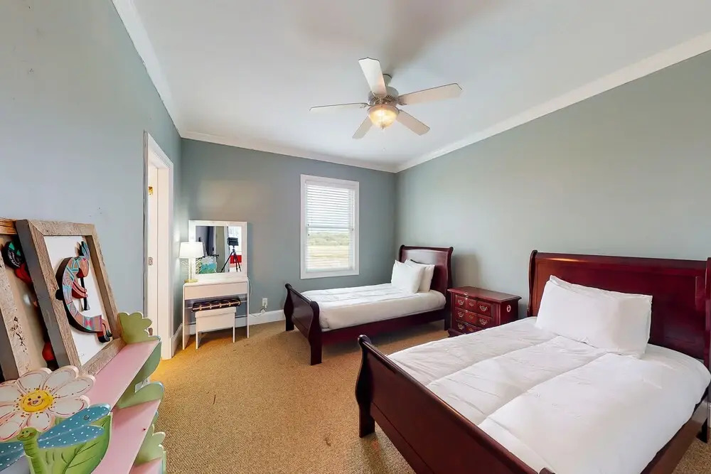 Fantastic Getaway With Private Pool, Deck, Game Room, AC & Fast Wifi