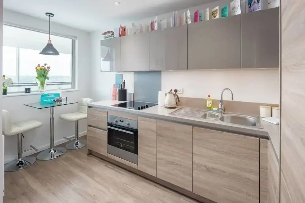 Modern 2bed apt Sleeps 6 W/balcony in Canning Town