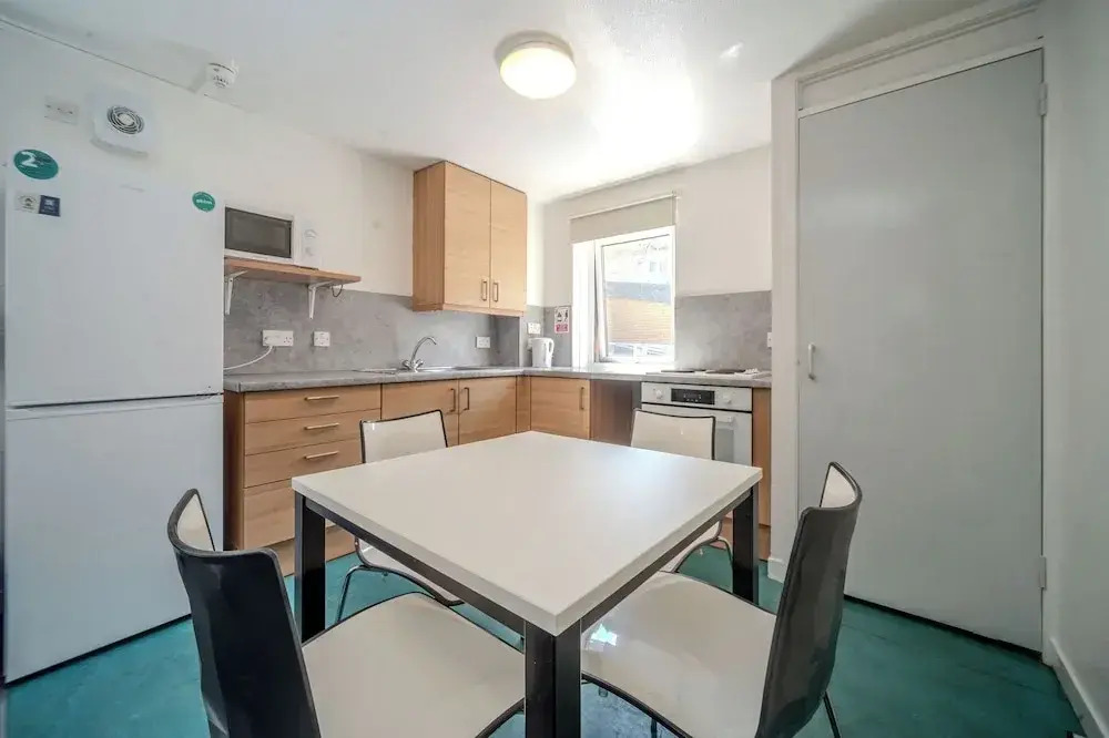 JOIVY Budget 4,5 and 6 bed private flats, in Historic Old Town - Adults Only