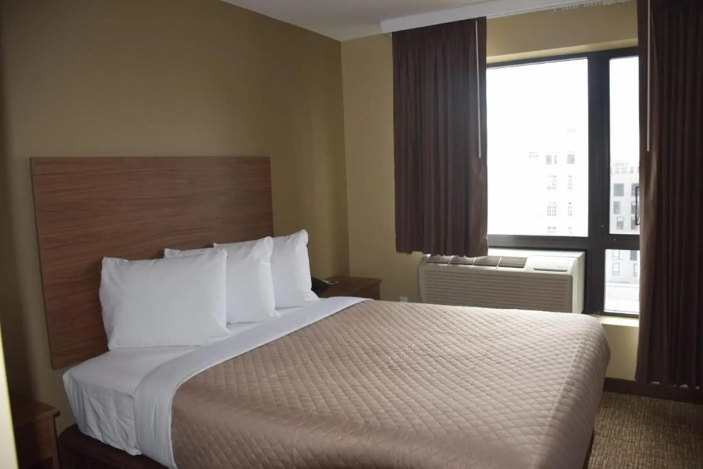 Astoria Delancy Inn and Suites