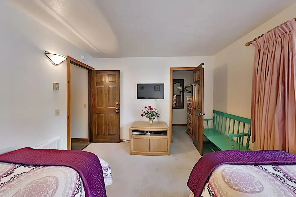 37chat12 4 Bedroom Condo