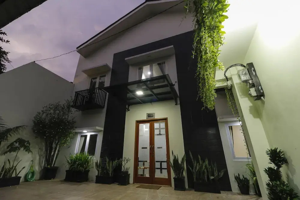 RedDoorz Plus near Dharmawangsa