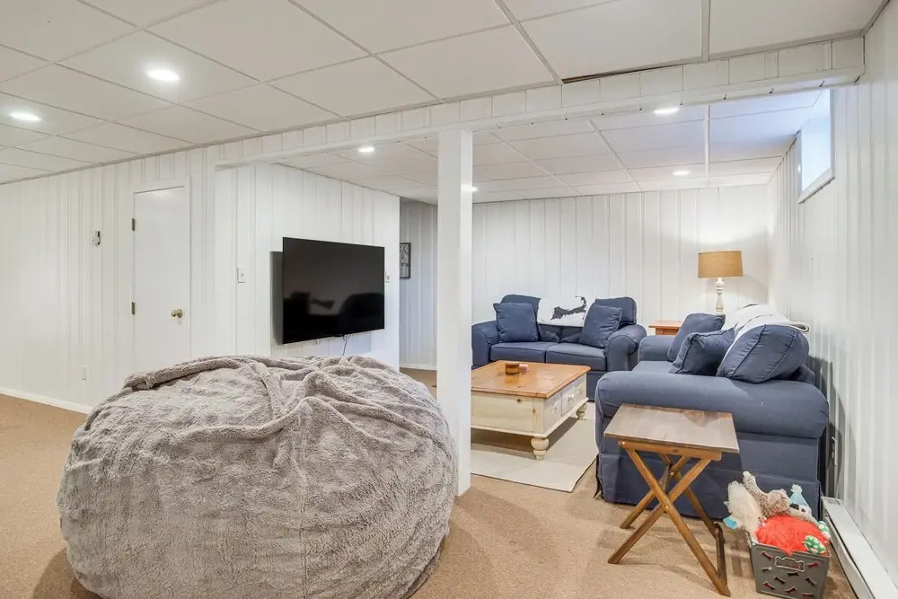 1 Mi to Sand! Mid-cape Chatham w/ Furnished Deck