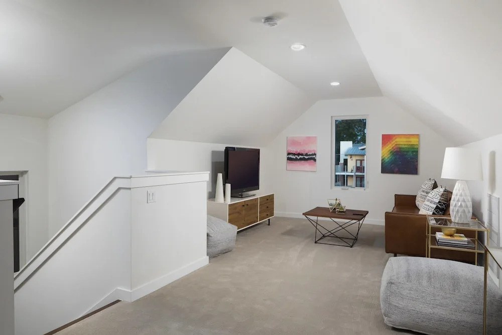 Modern 3br W/ Loft - Cozy Patio In Fenced Backyard 3 Bedroom Home