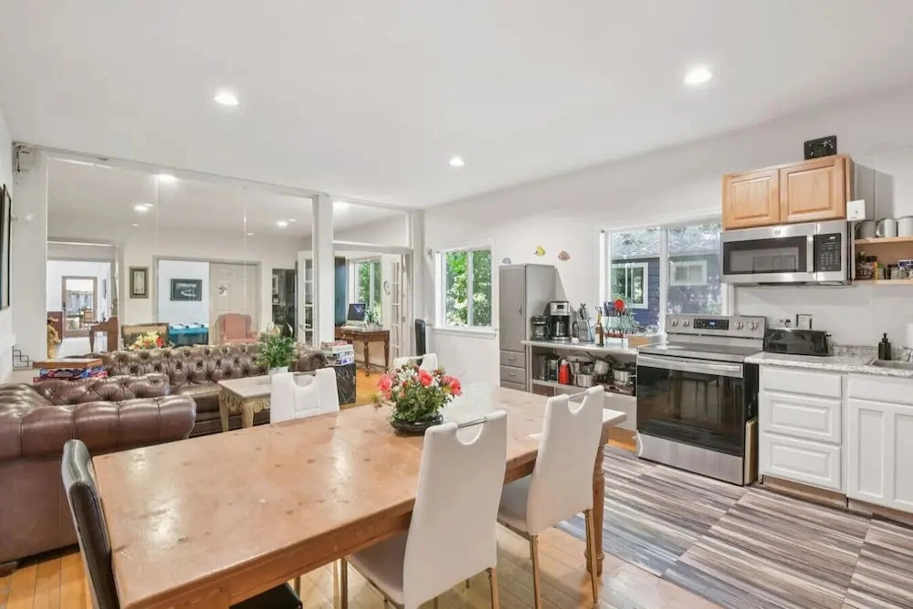 592 6 Bedrooms Walking Distance to Airport