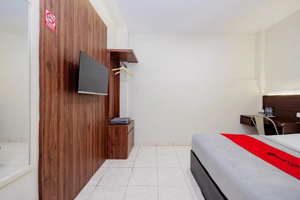 RedDoorz Plus at D San Residence Buah Batu