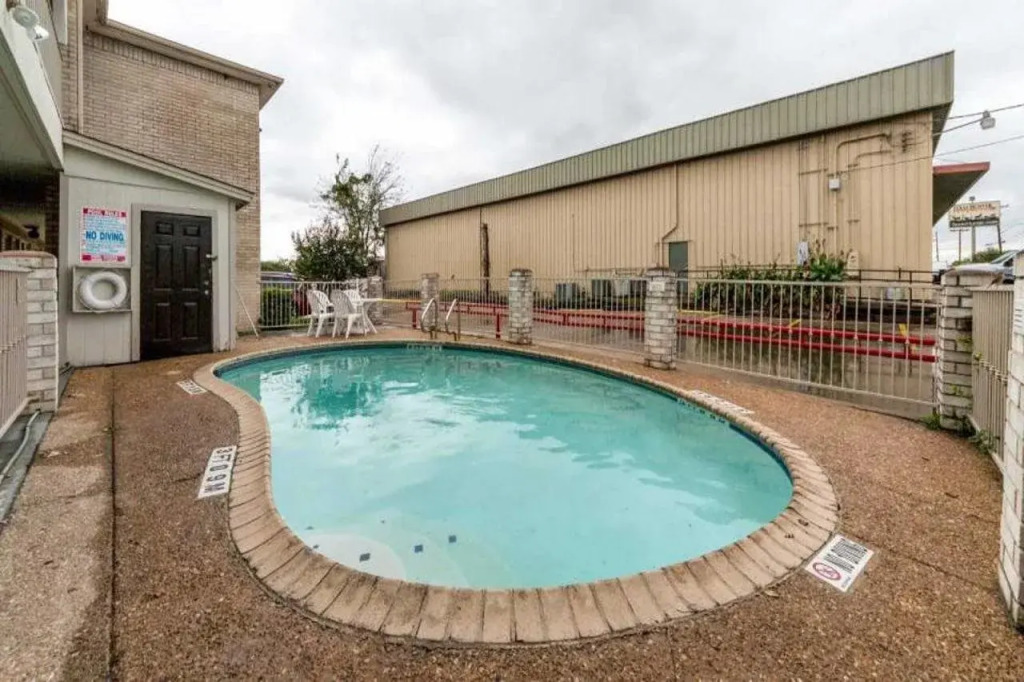 Motel 6 San Antonio, TX - Frost Bank Center