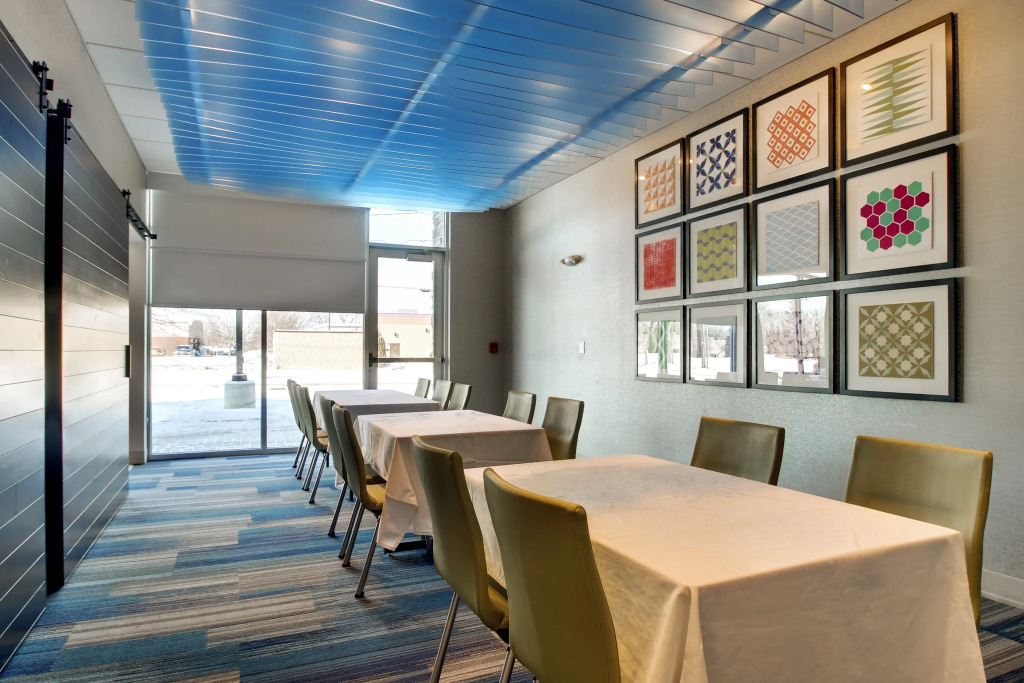 Holiday Inn Express & Suites Galesburg by IHG