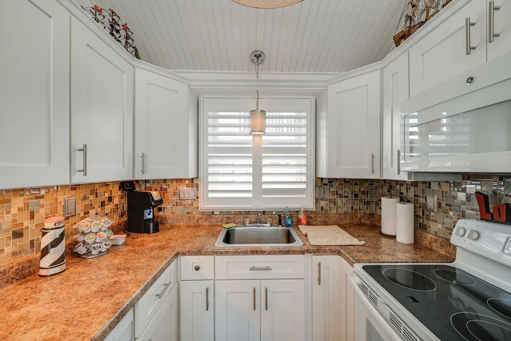 Walk to Bay Village, Beaches & More! Cozy Cottage