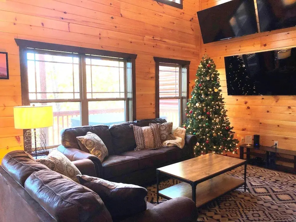 TOT NEW Cabin w/ Indoor Pool & HOT TUB Game Room & Video Wall