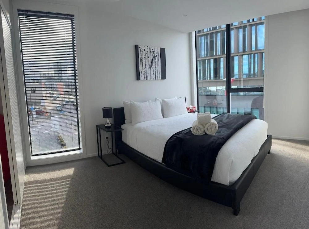 2 Bedrooms Apprtmt Plus Underground Parking in CBD