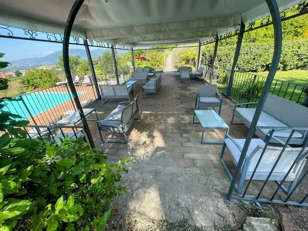 Apt 2. Air Con. Free car Park. Infinity Pool. Beautiful Grounds. Sleeps 4