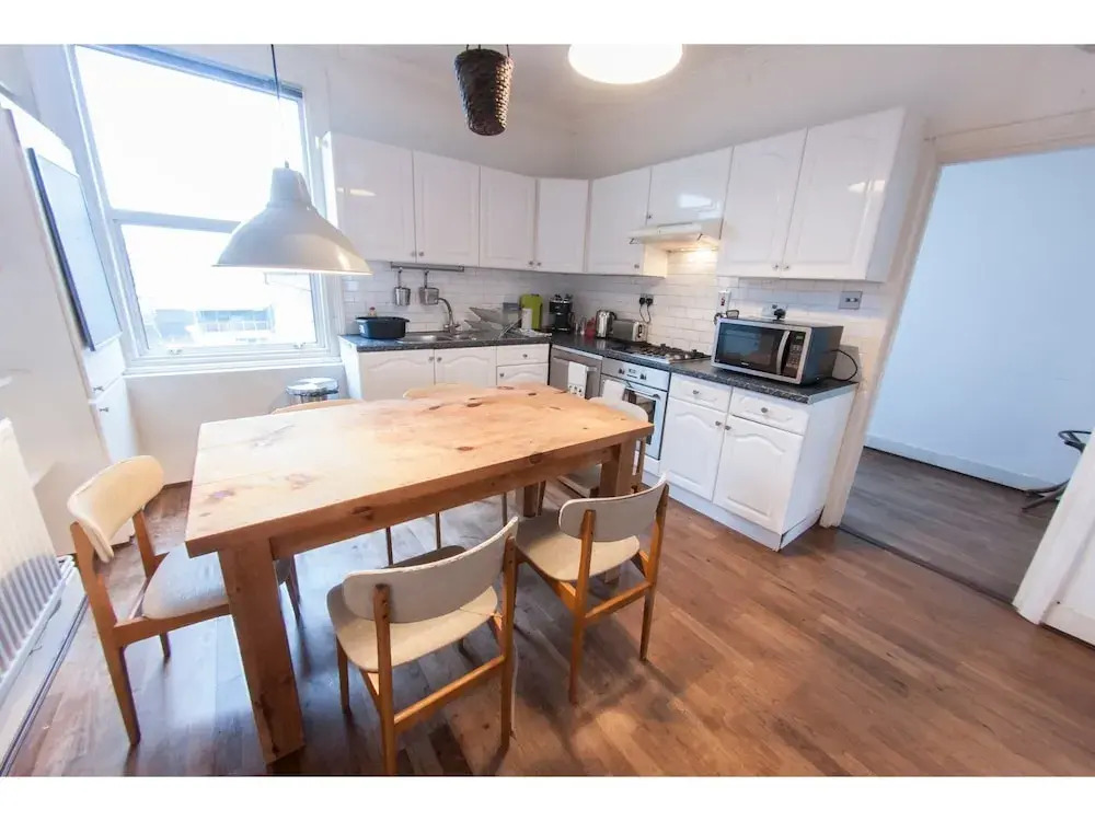 Spacious 2 Bedroom Flat in Queens Park - Sleeps 6
