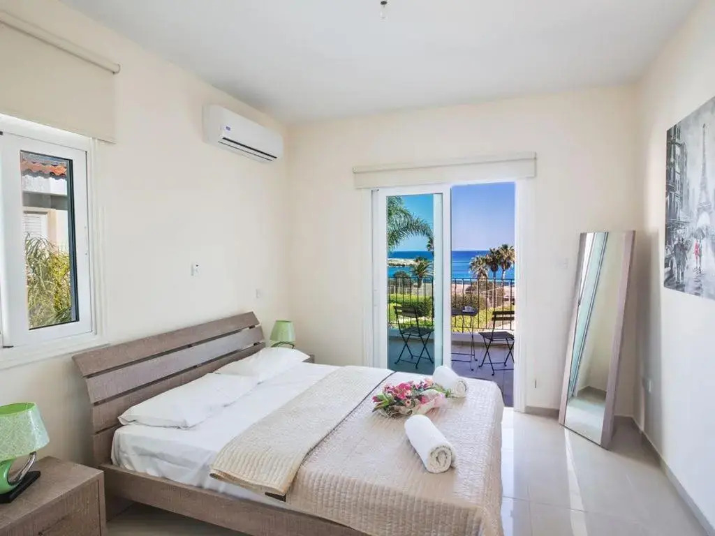 Villa Mesogi Seafront, Stunning 4Bdr Fontline Protaras