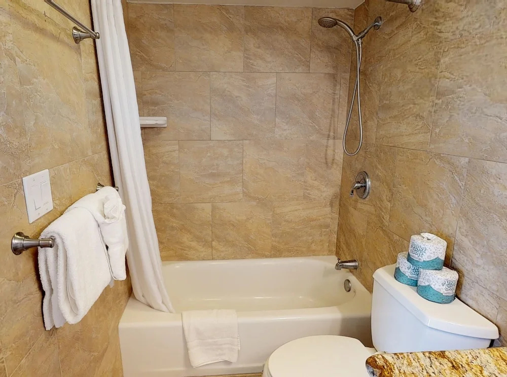Deluxe Panoramic Mountain View Condo - 37th Floor, Free parking & Wifi