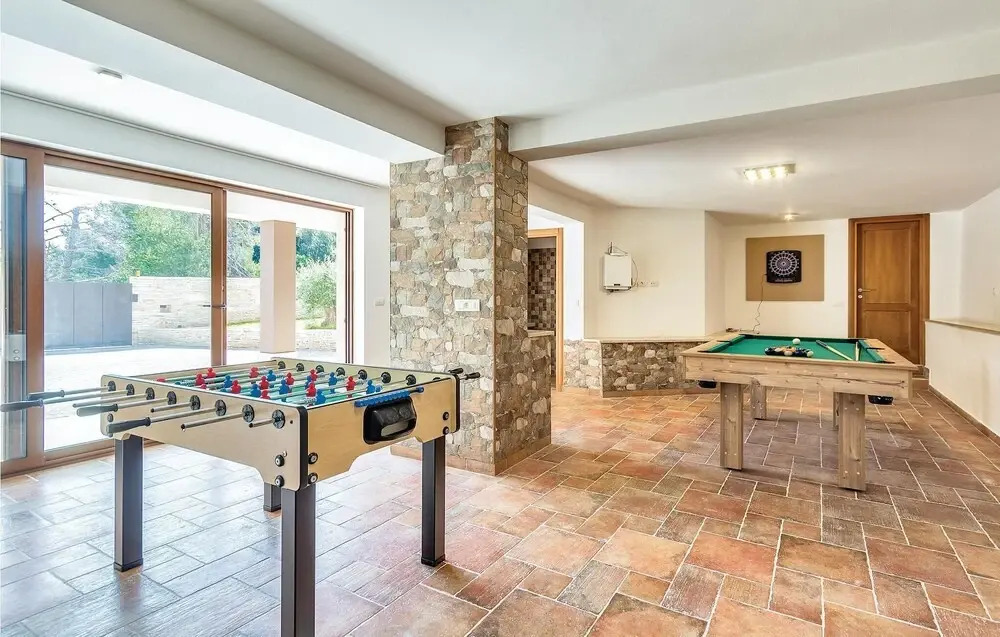 Awesome Home in Premantura With Wifi and 5 Bedrooms