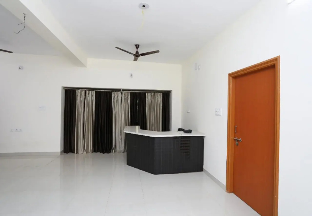 Oyo 15204 Sai Corporate Inn