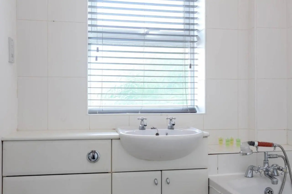 4 bed home, driveway parking ideally located in Latchford, Warrington - Executive St Marys House