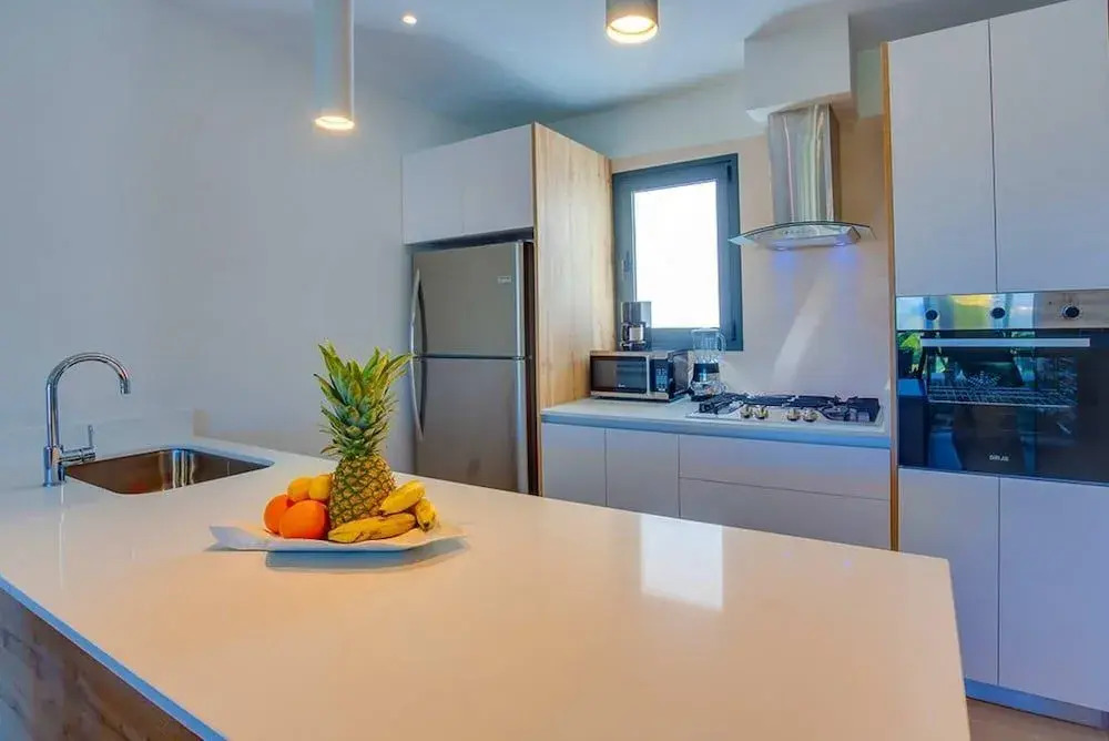 2 bed Condo With Private Picuzzi Steps From the Beach