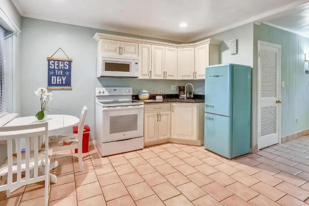 Sunset Beach House - Beach Hugger 1