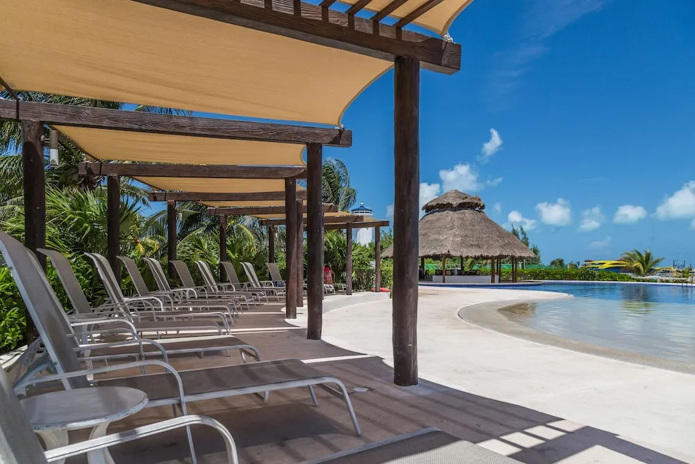 ARENA Stunning 2 BDR Beachfront- Designer Vibes