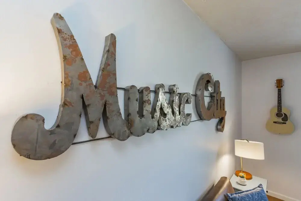 Take a Jog in Nearby Shelby Park at a Bright, Cozy Home