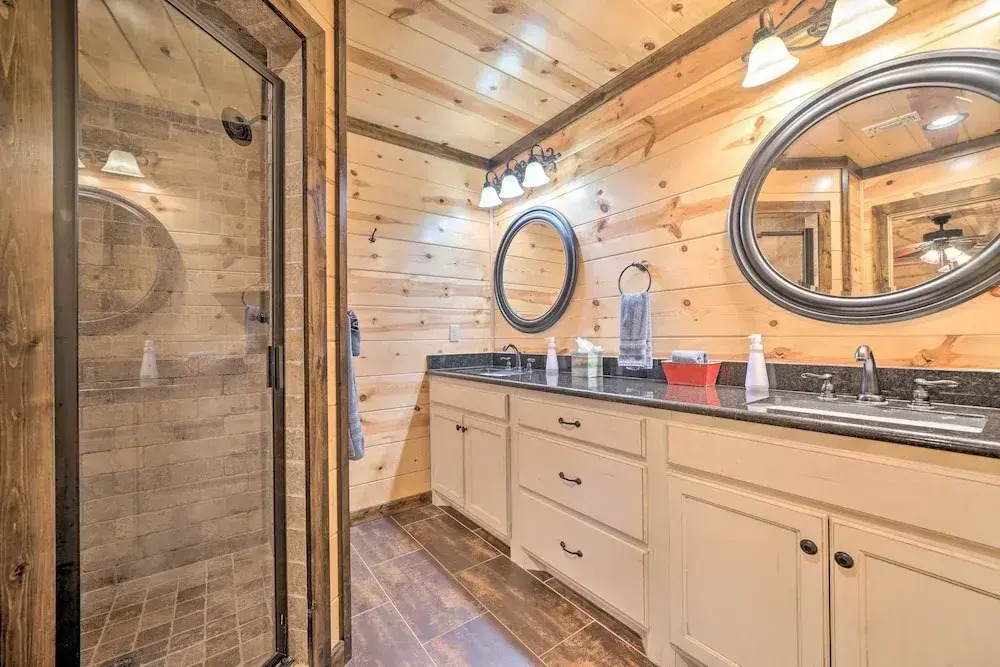 Broken Bow Escape w/ Hot Tub & Basketball Court!