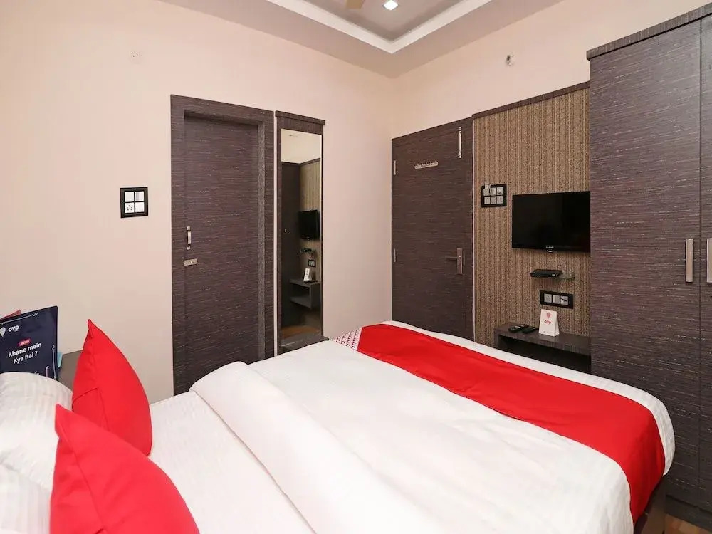 OYO 11723 Hotel Barney Grand