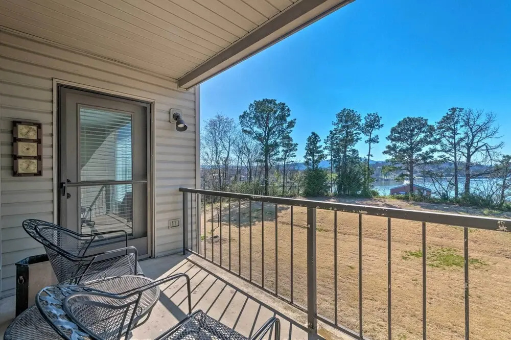 Balcony, Pool & Hot Tub: Cozy Condo in Arkansas!
