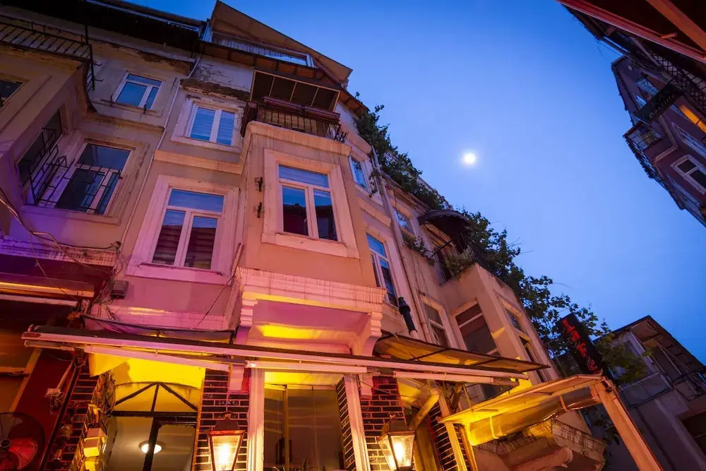 Guzi Rooms & Suites