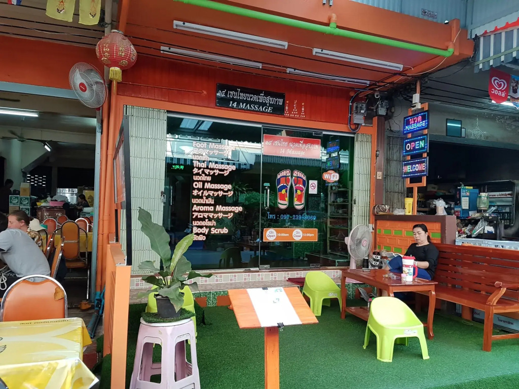 14 Place Sukhumvit Suites