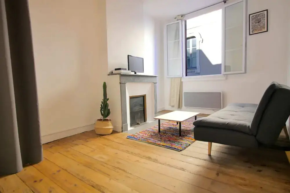 Rustic Flat in the Heart of Bayonne