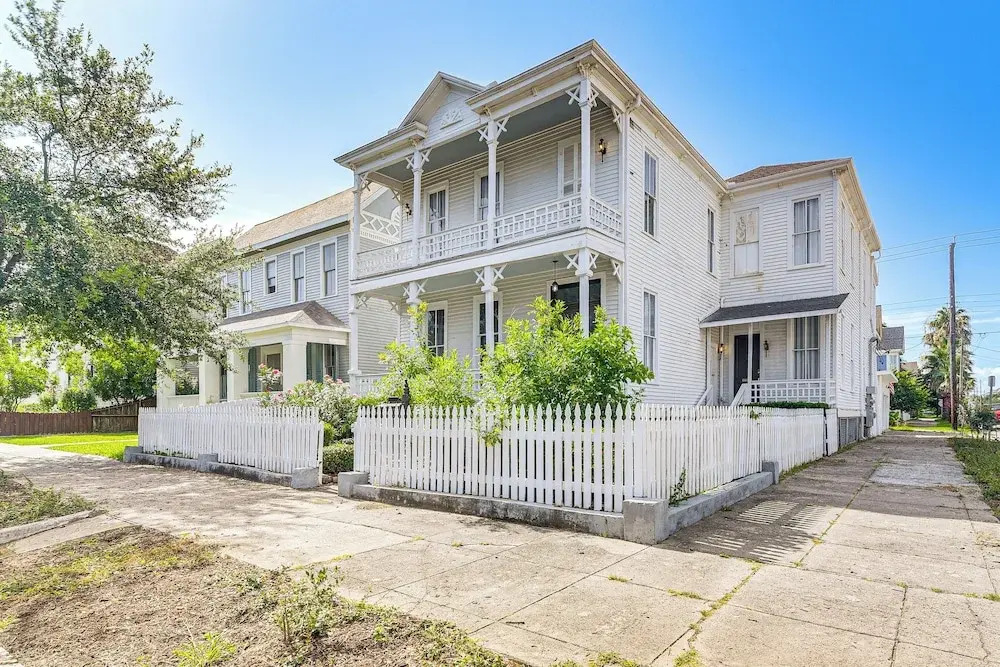 < 1/2 Mi to The Strand: Historic Galveston Apt!