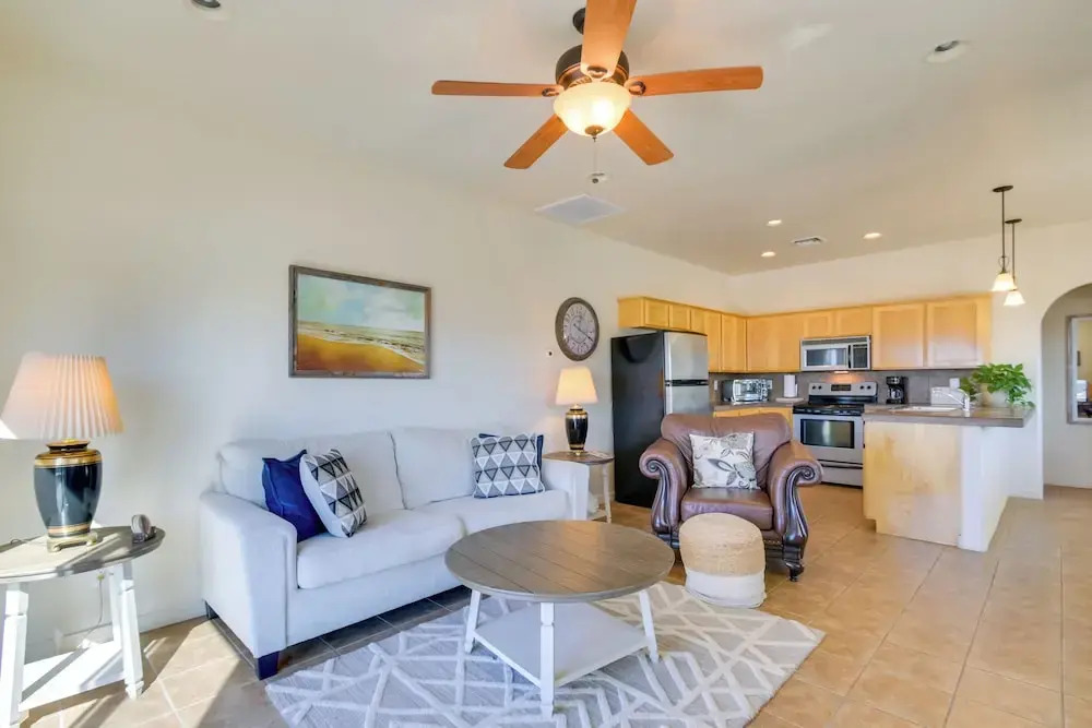 5 Mi to Lake Havasu: Bright Cottage w/ Fire Pit!