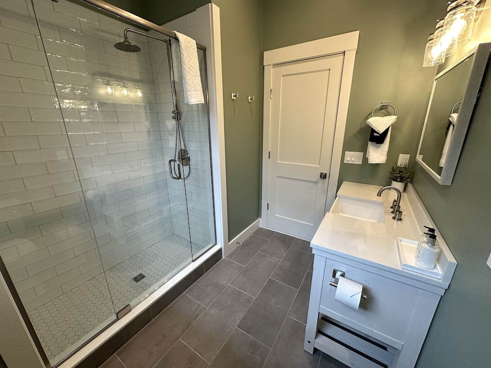 Brand New Construction! 2bed/1bath W/private Deck - Unit 2 2 Bedroom Apts