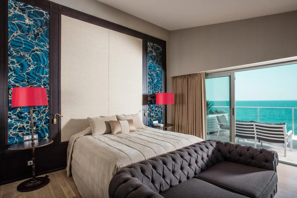Charisma De Luxe Hotel