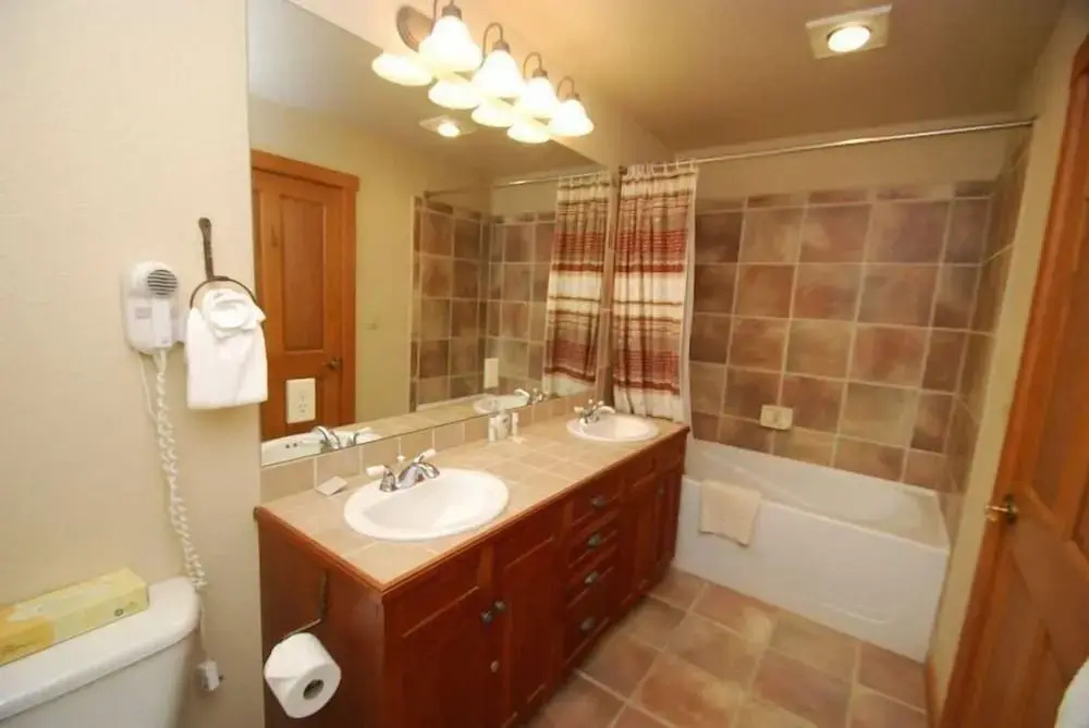 Red Hawk Townhome 3 Bedroom Apartment by Key to the Rockies