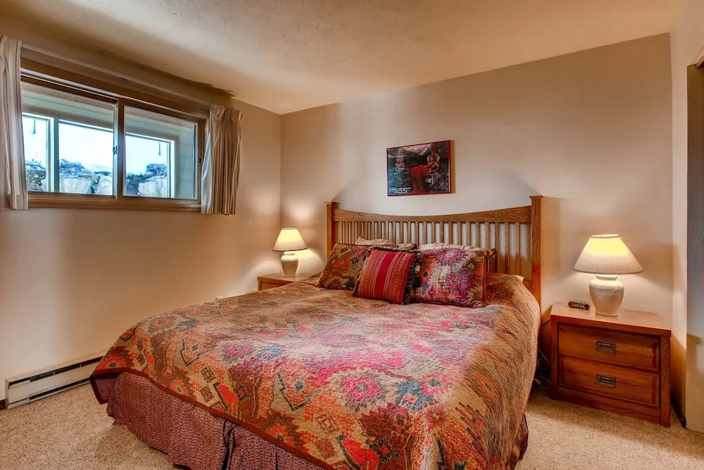 Unique, Mountain 4 Br  4 Bedroom Condo - No Cleaning Fee! by RedAwning