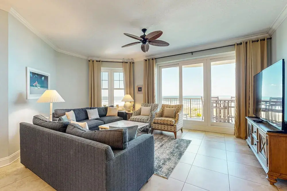 Oceanfront Condo With Great Ocean View, Balcony, Fast Wifi & 2 Shared Pools
