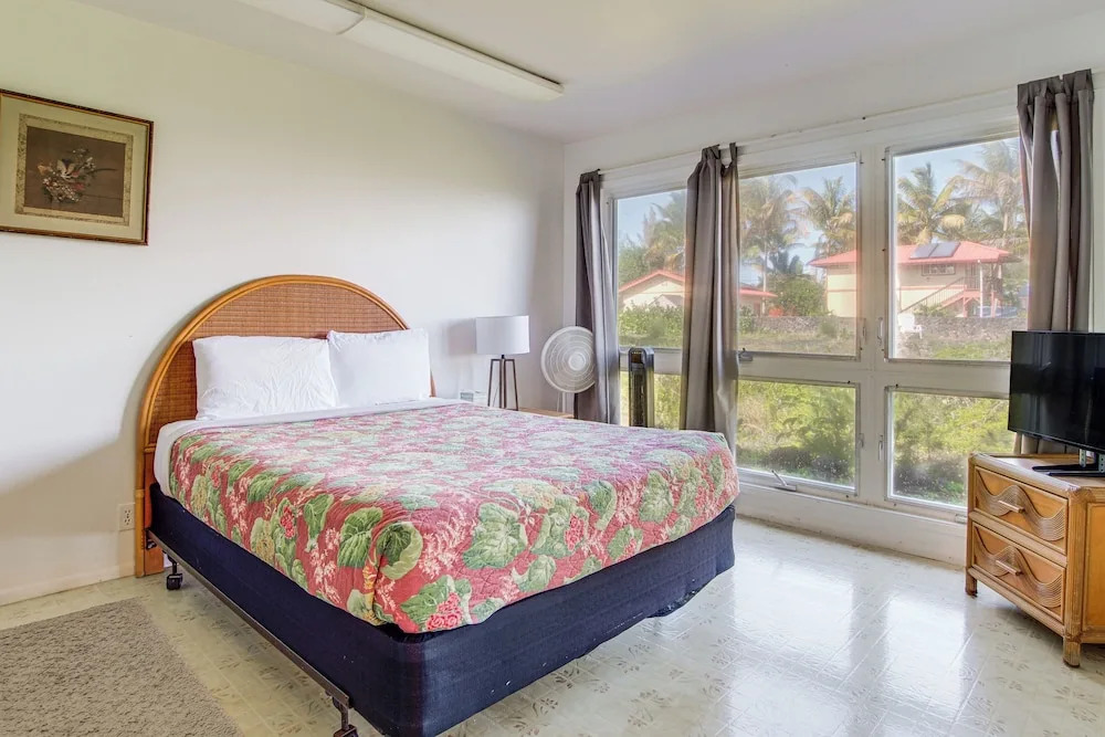 Oceanfront Keaau Gem: Ocean & Sunrise Views, Pool