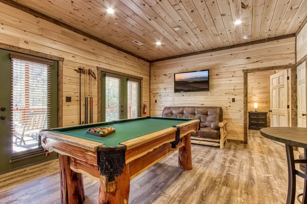 ERN840 - Splashin Chalet - Brand New Cabin with Indoor Pool! Great Location! cabin