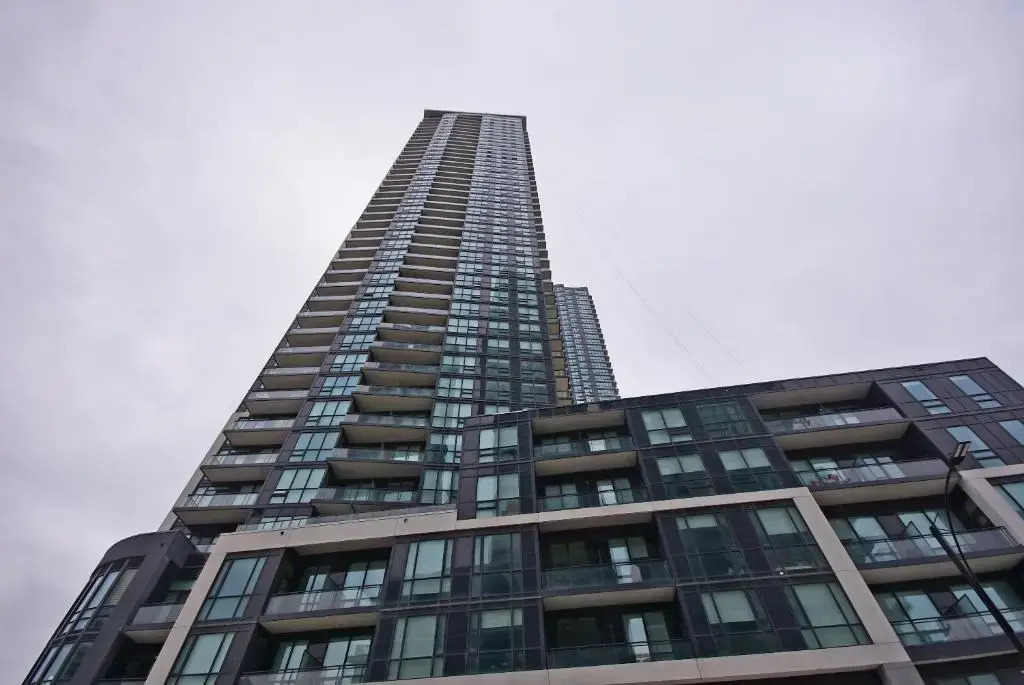Royal Stays Furnished Apartments - Missisauga City Centre