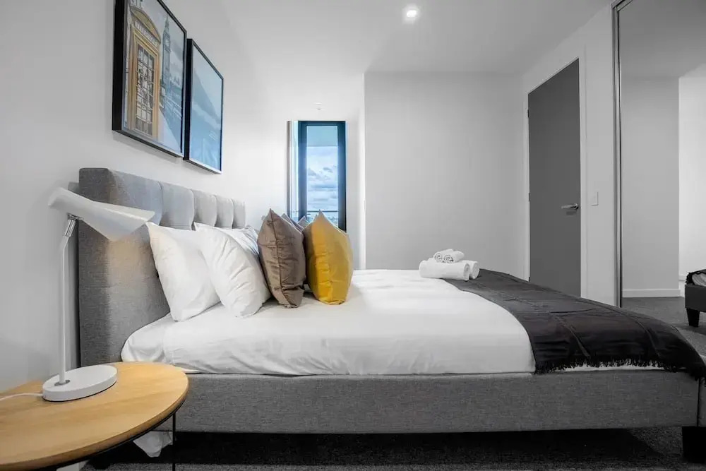 Designer 2 Bedroom Apartment In Parkville