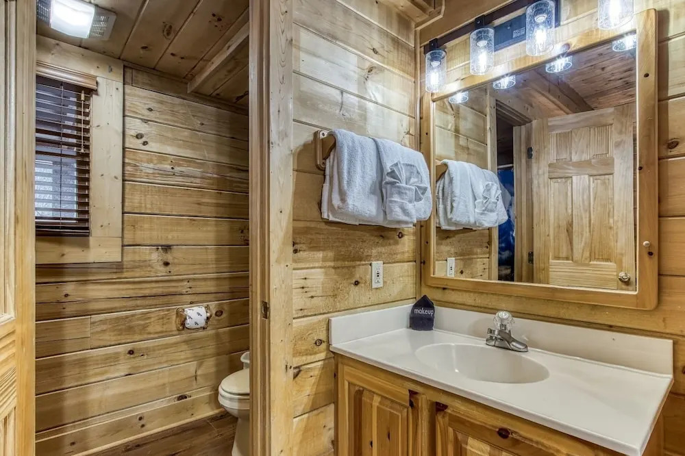 ER239 - Sleepy Bear Great Location - Close To Town! 2 Bedroom Cabin by RedAwning