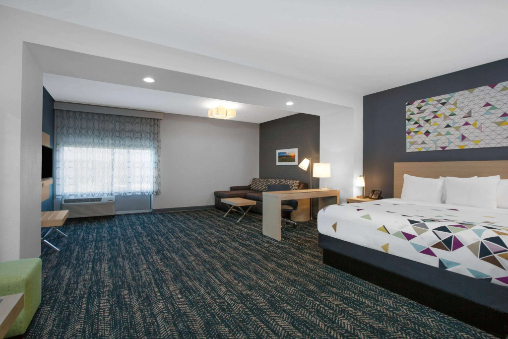 La Quinta Inn & Suites by Wyndham Manassas, VA- Dulles Airport