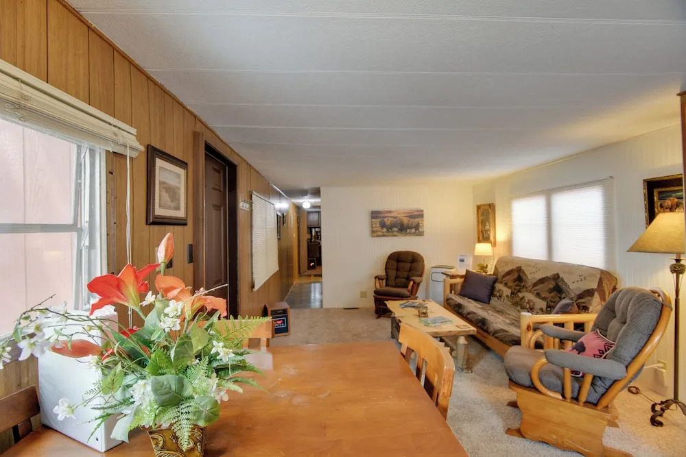 6 Blocks to Yellowstone NP: bison Home w/ BBQ