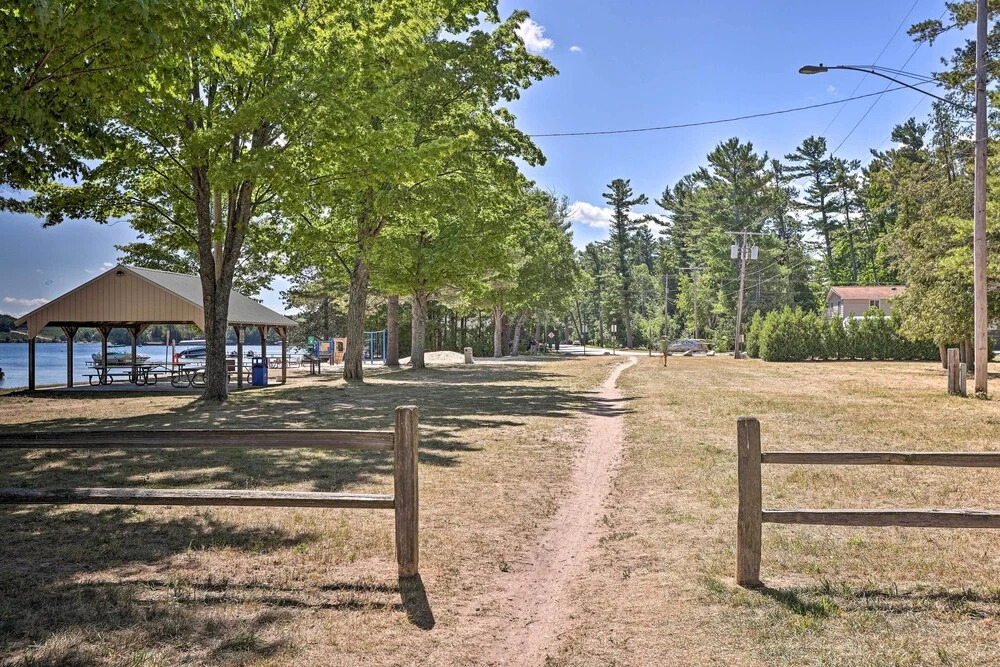 1/2 Mi to Dtwn Suttons Bay! Lakefront Cottage