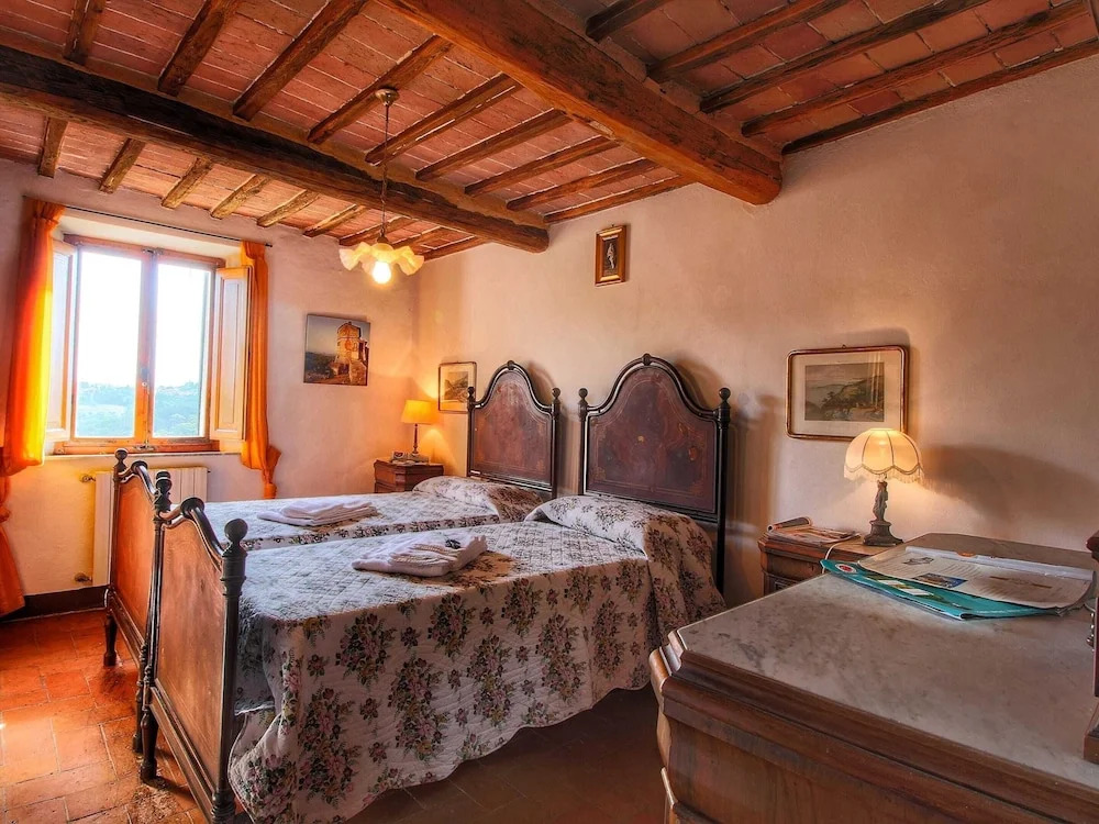 Cozy Farmhouse with Swimming Pool in Le Tolfe near Florence